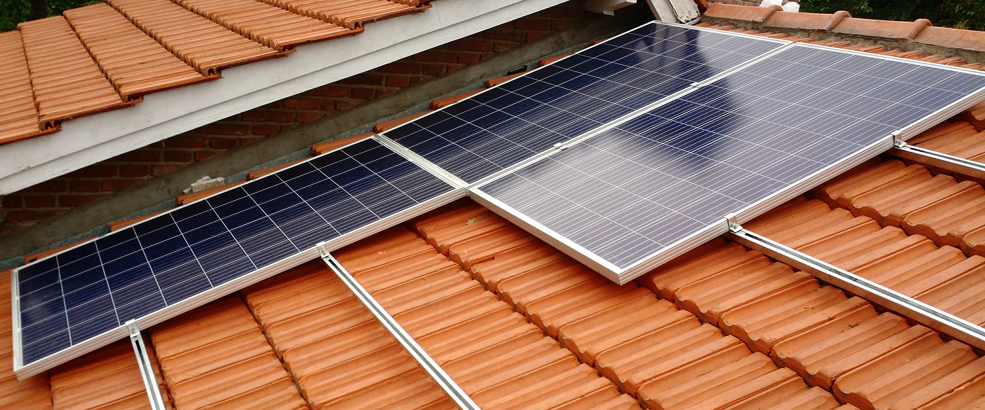 tres paneles solares sobre tejado