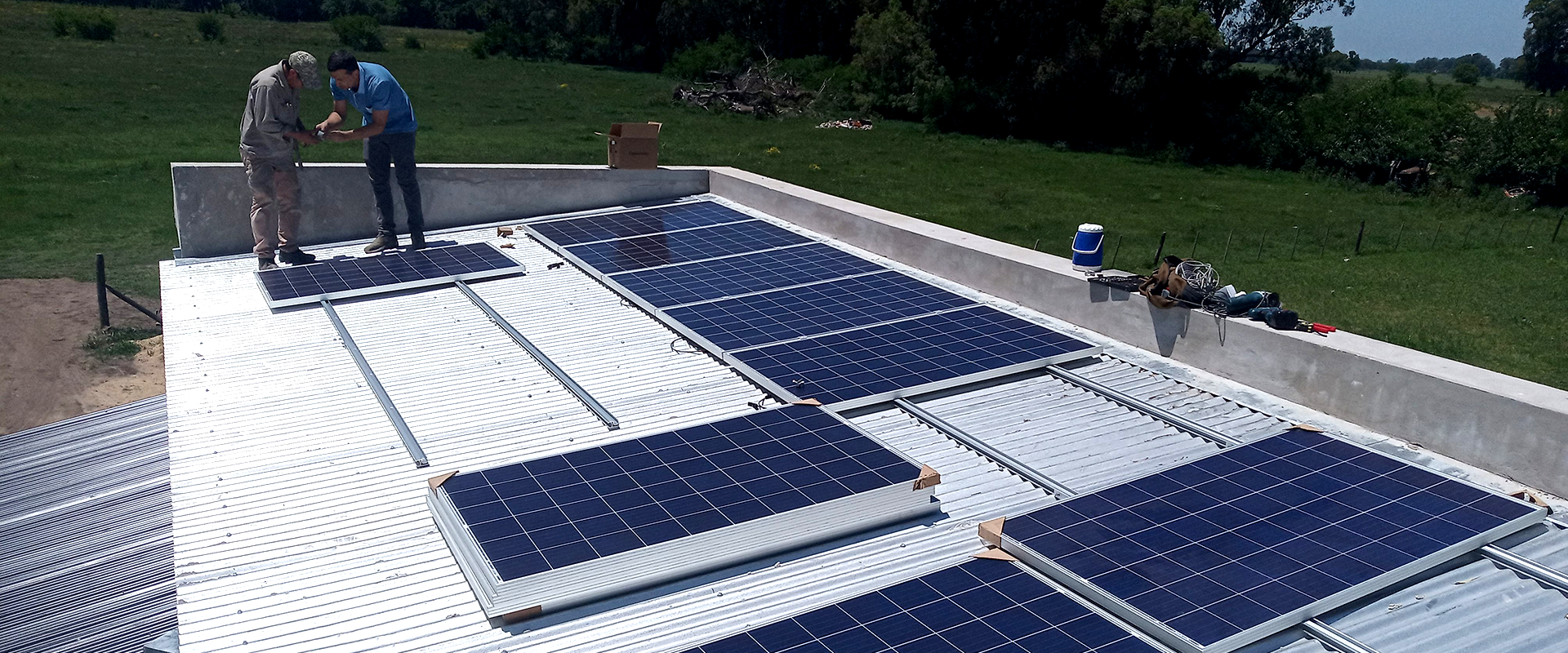 técnicos instalan paneles solares