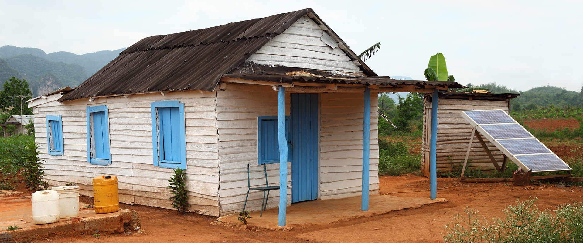 casa humilde con panel solar